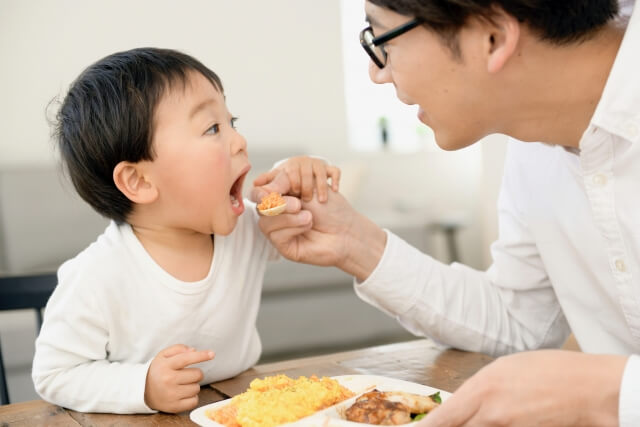 子供が食べるのが遅いのは病気 子供のご飯が遅い9つの理由と15の楽しい食事方法 Happines Family 子育て中のママ パパ 家族が幸せになるライフスタイルメディア