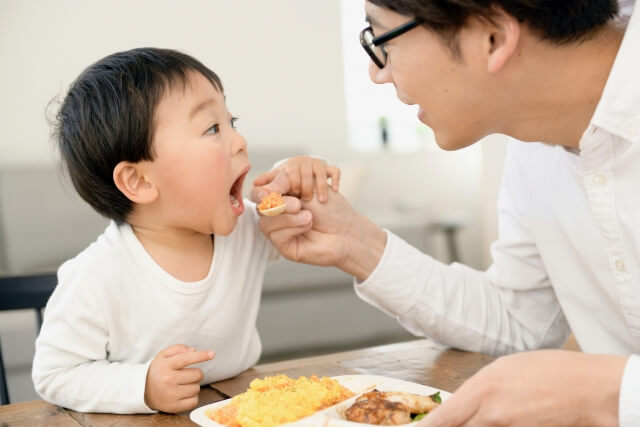 子供が食べるのが遅いのは病気 子供のご飯が遅い9つの理由と15の楽しい食事方法 Happines Family 子育て中のママ パパ 家族が幸せになるキャンプメディア